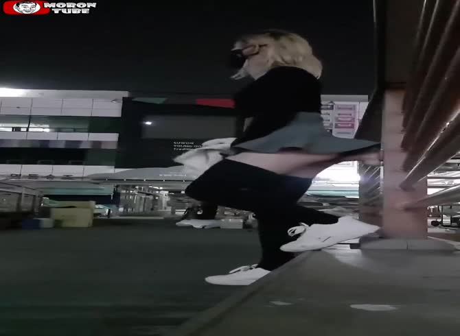 Video :In spite of the coronavirus, at least she's doing it carefully!